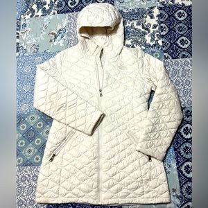 The North Face Girls Cream ThermoBall quilted hooded parka. Girls XL (18)